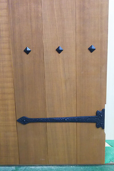 DSC_0173 simple decor tack and nails, installation example - using as a door decoration