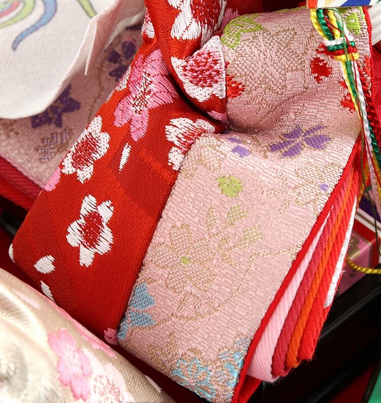 183-209_08 Hina dolls, a Japanese doll, compact size pair dolls set Miyuki (Red), details of Kimono cloth of the empress doll