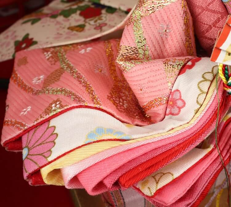 183-247_09 Hina dolls, a Japanese doll, gorgeous pair dolls set Yuna LED, details of Kimono cloth of the empress doll