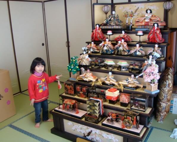 Hina dolls made in Suruga, a traditional Japanese craft, gorgeous Hina dolls set installed in a living room