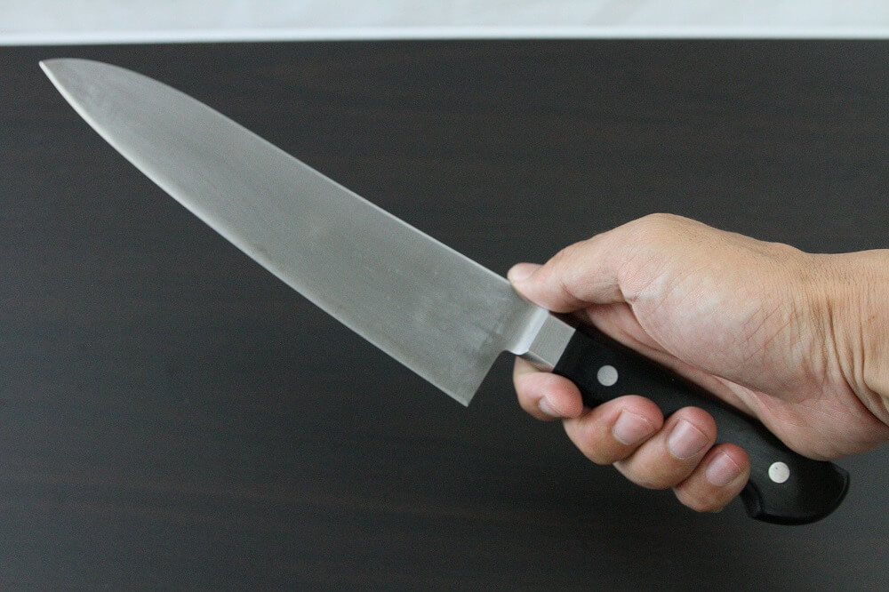 sblusteel_gyuto180_08 Japanese Chef Knife, Toshu super blue steel Aogami Super, Gyuto chef knife 210mm, grabbed by a man's hand