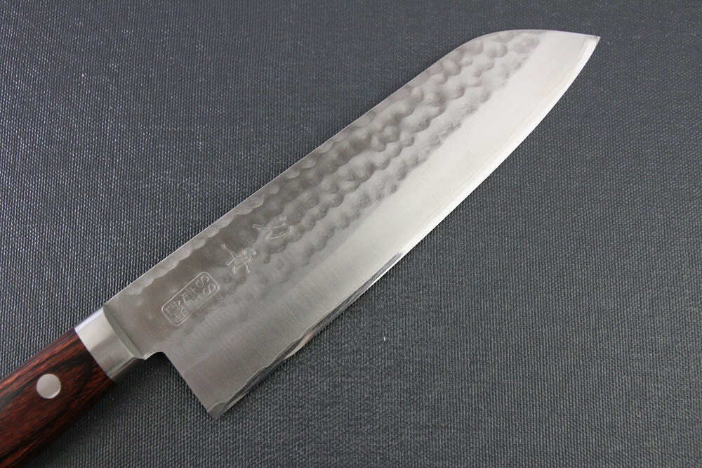 spsantoku_hamfin_maho_IMG_6224 Toshu Santoku multi-purpose Japanese chef's knife, hammered finish blade and mahogany handle, details of blade front side