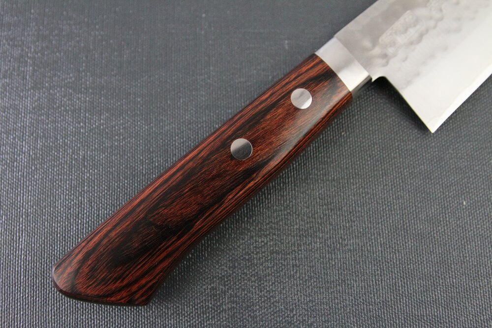 spsantoku_hamfin_maho_IMG_6228 Toshu Santoku multi-purpose Japanese chef's knife, hammered finish blade and mahogany handle, details of handle