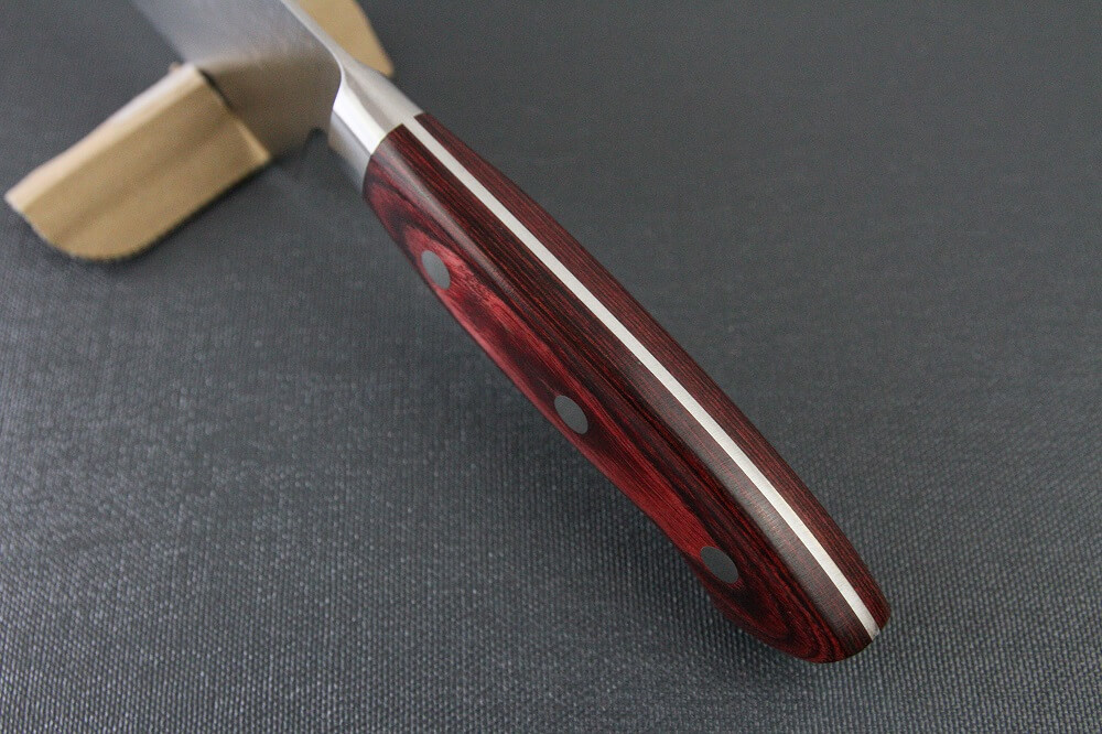 spsantoku_hamfin_red_IMG_6221 Toshu Santoku multi-purpose Japanese chef's knife, hammered finish blade and red handle, handle top view