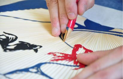 Kyoto Uchiwa Fans, a Japanese craft, making process of painting
